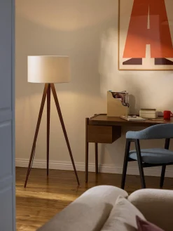 Lampada treppiede da terra scandi in legno massiccio Jake