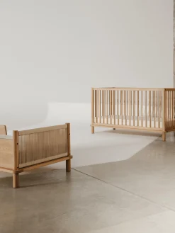 Lettino per bambini regolabile in altezza in legno di quercia Latitude, 70 x 140 cm