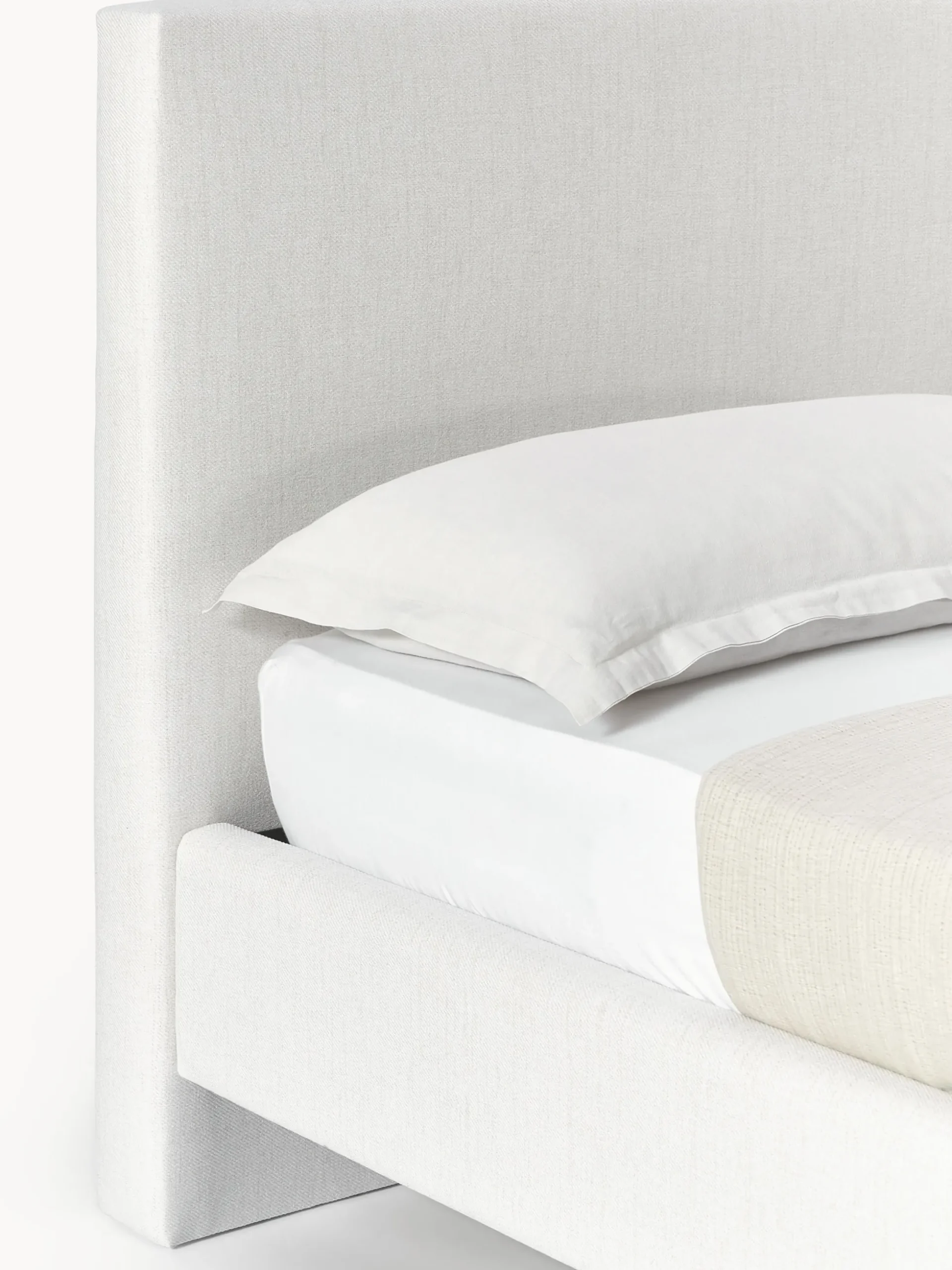 Letto imbottito con piedini in legno Giulia