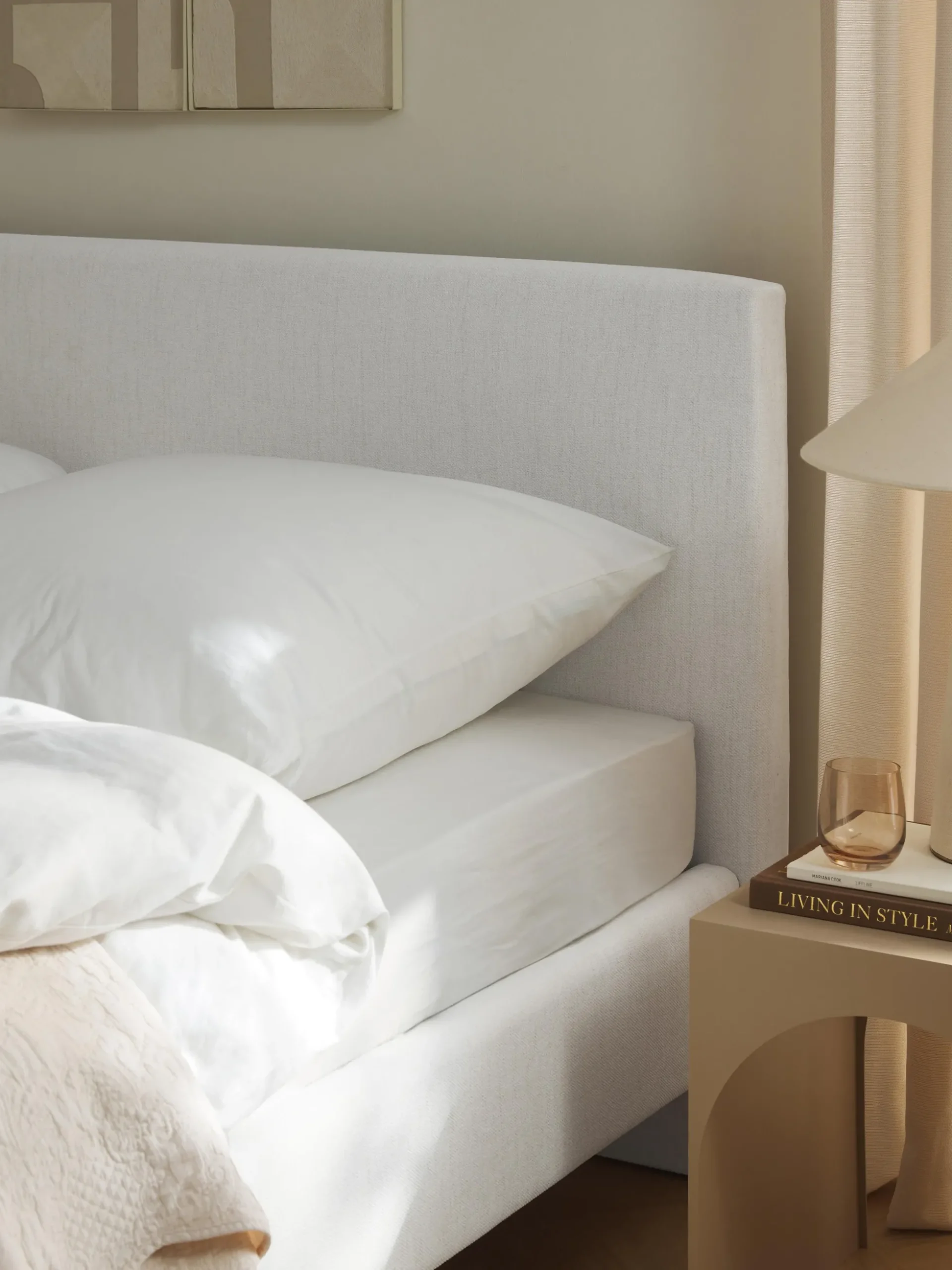 Letto imbottito con piedini in legno Giulia