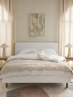 Letto imbottito con piedini in legno Giulia