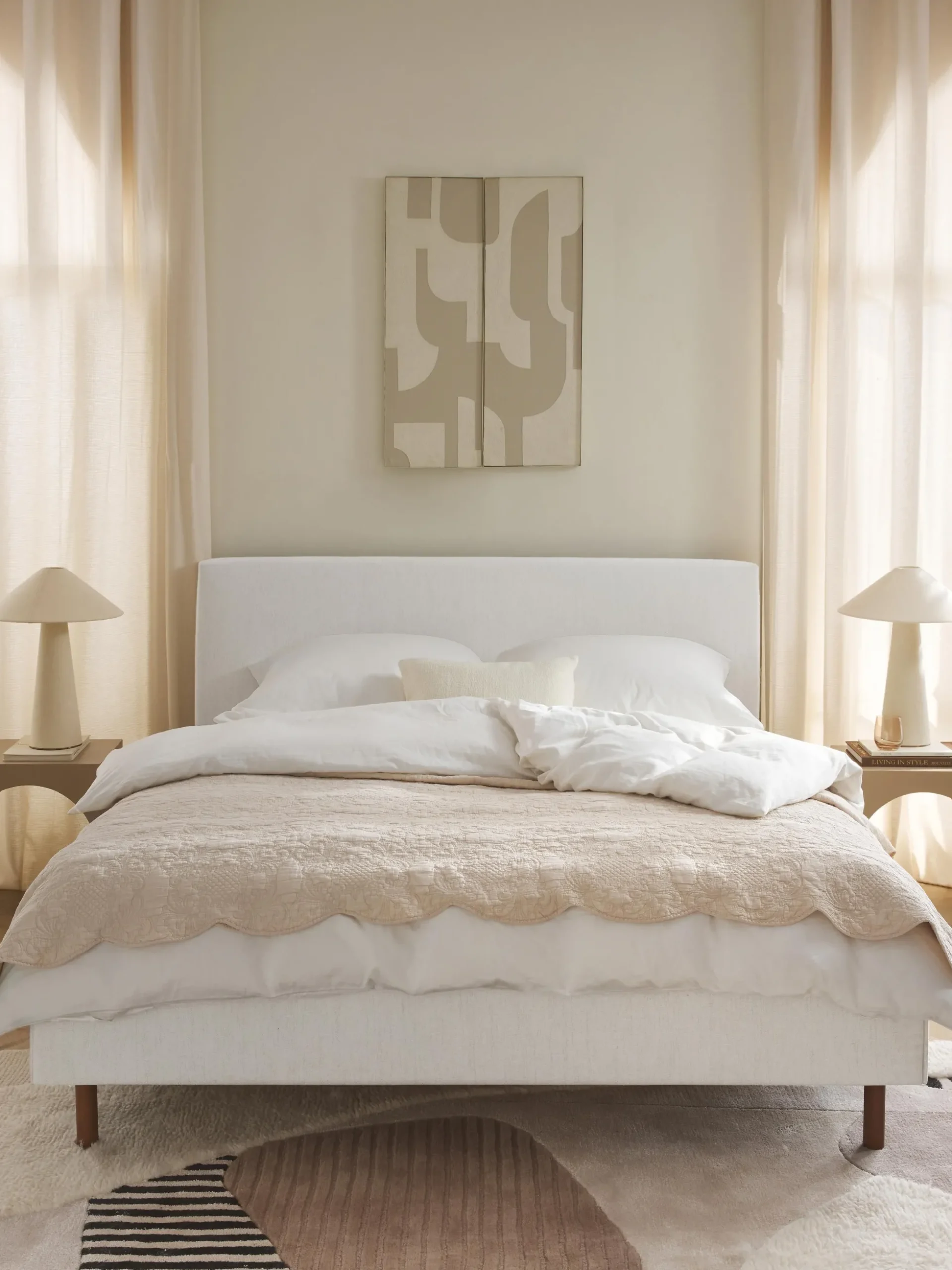 Letto imbottito con piedini in legno Giulia