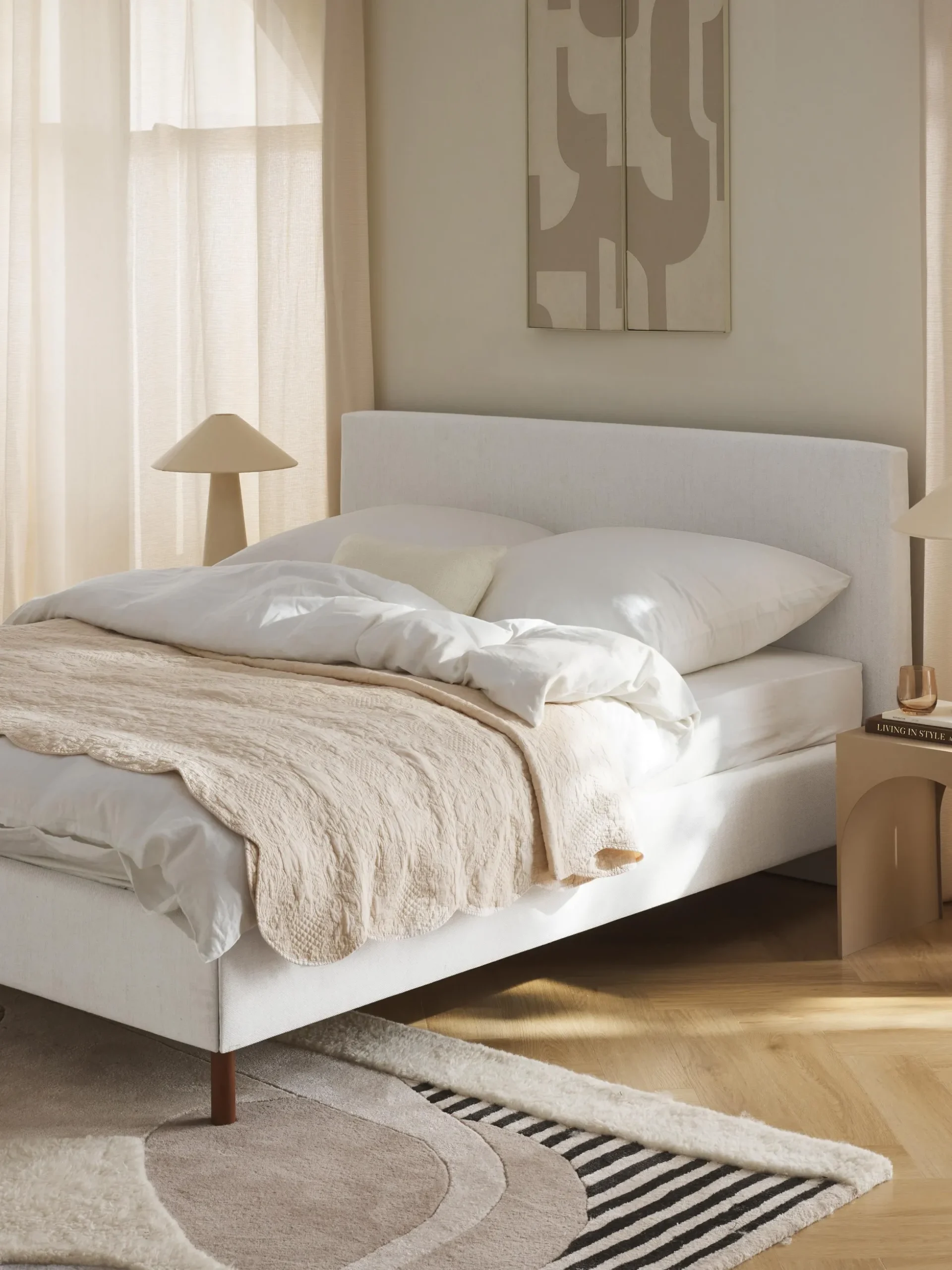 Letto imbottito con piedini in legno Giulia