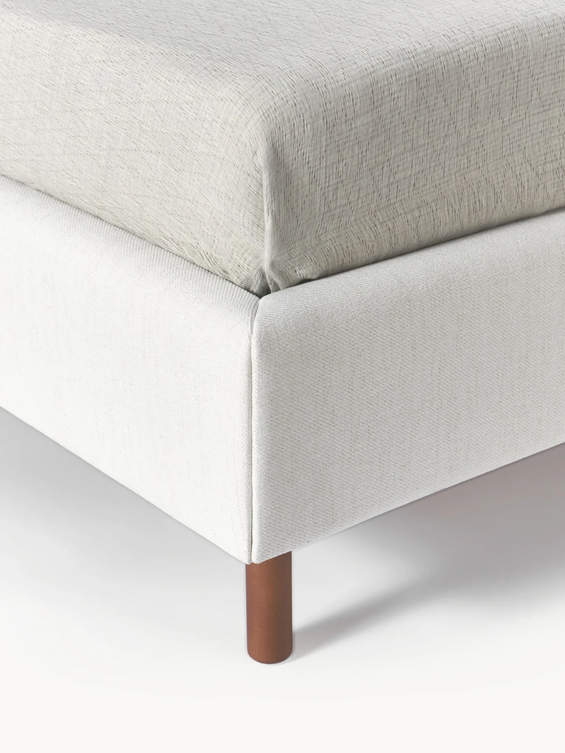 Letto imbottito con piedini in legno Giulia