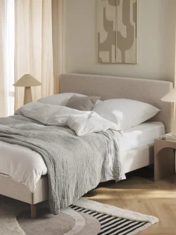 Letto imbottito con piedini in legno Giulia