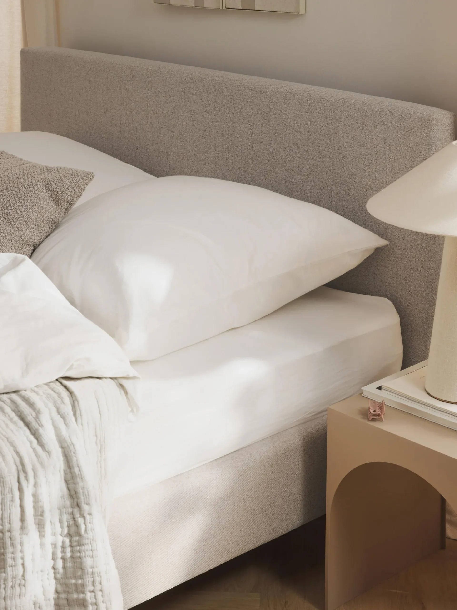 Letto imbottito con piedini in legno Giulia