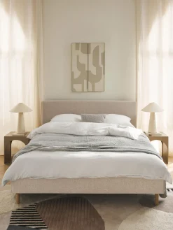 Letto imbottito con piedini in legno Giulia