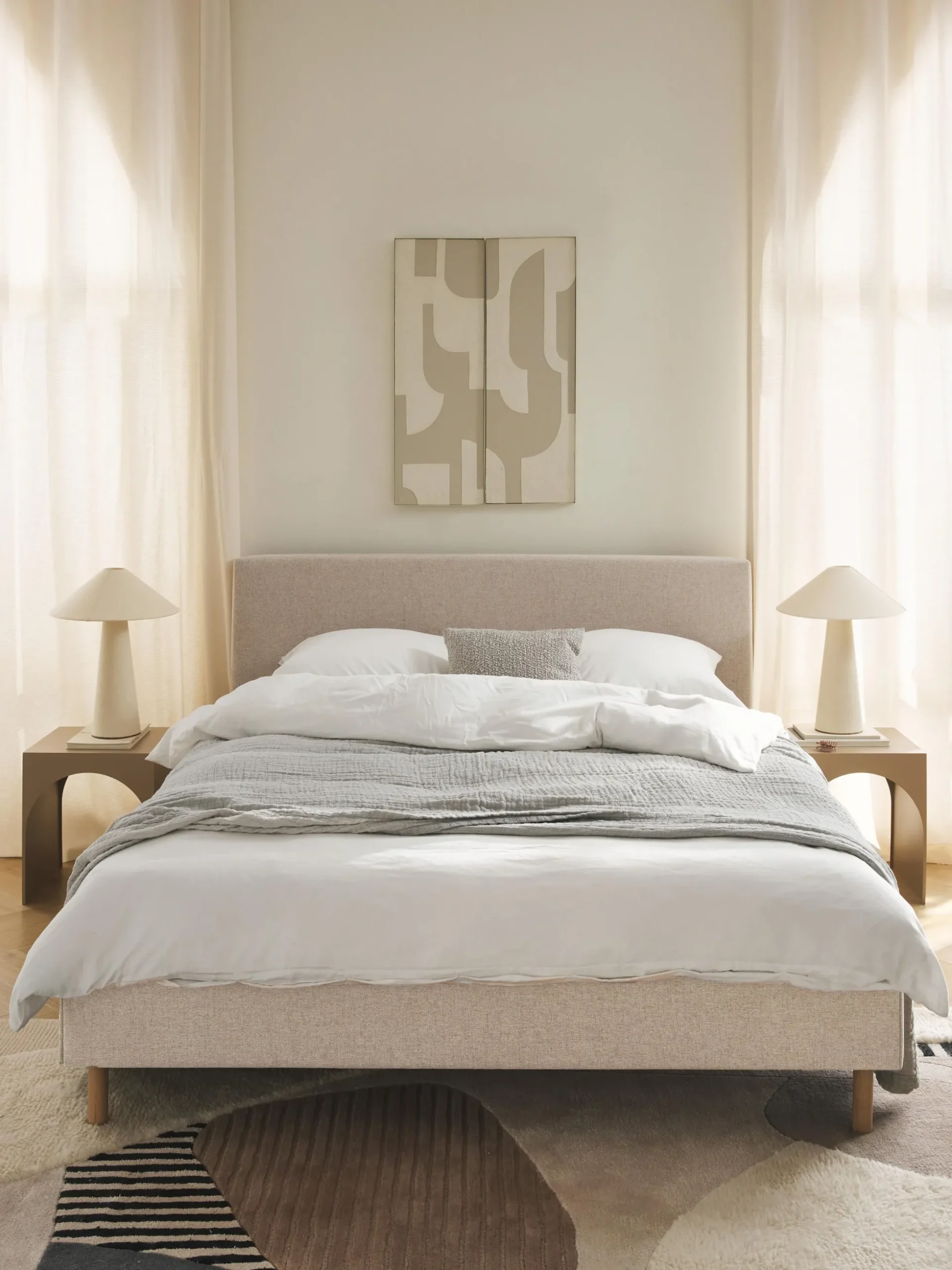 Letto imbottito con piedini in legno Giulia