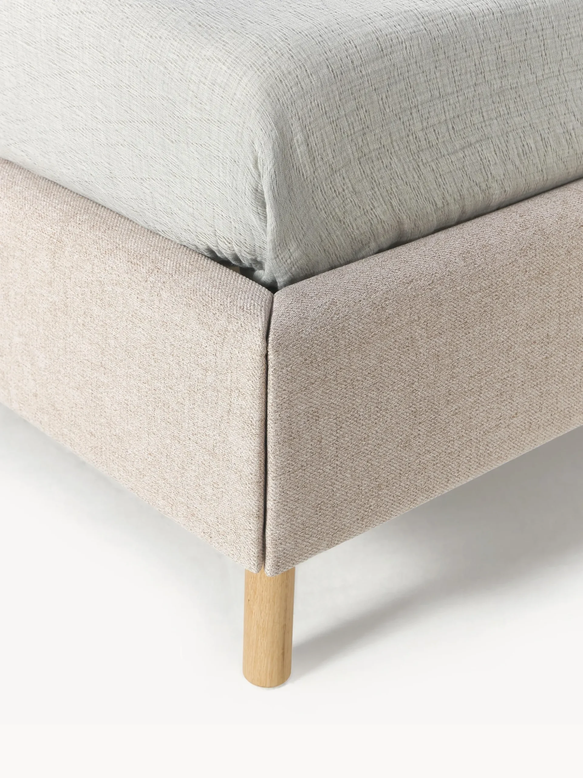 Letto imbottito con piedini in legno Giulia