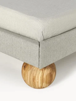 Letto imbottito con piedini rotondi in legno di quercia Rena
