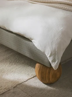 Letto imbottito con piedini rotondi in legno di quercia Rena