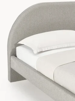 Letto imbottito con piedini rotondi in legno di quercia Rena