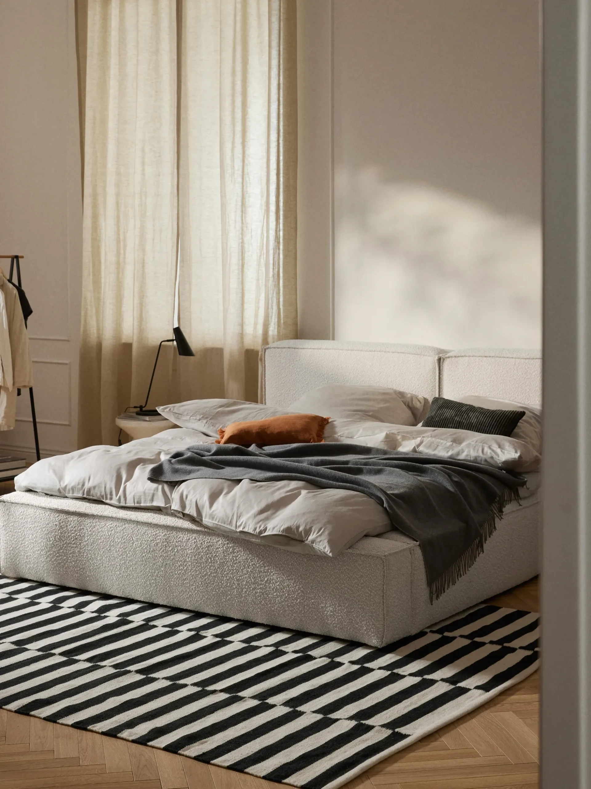 Letto imbottito in bouclé con contenitore Lennon