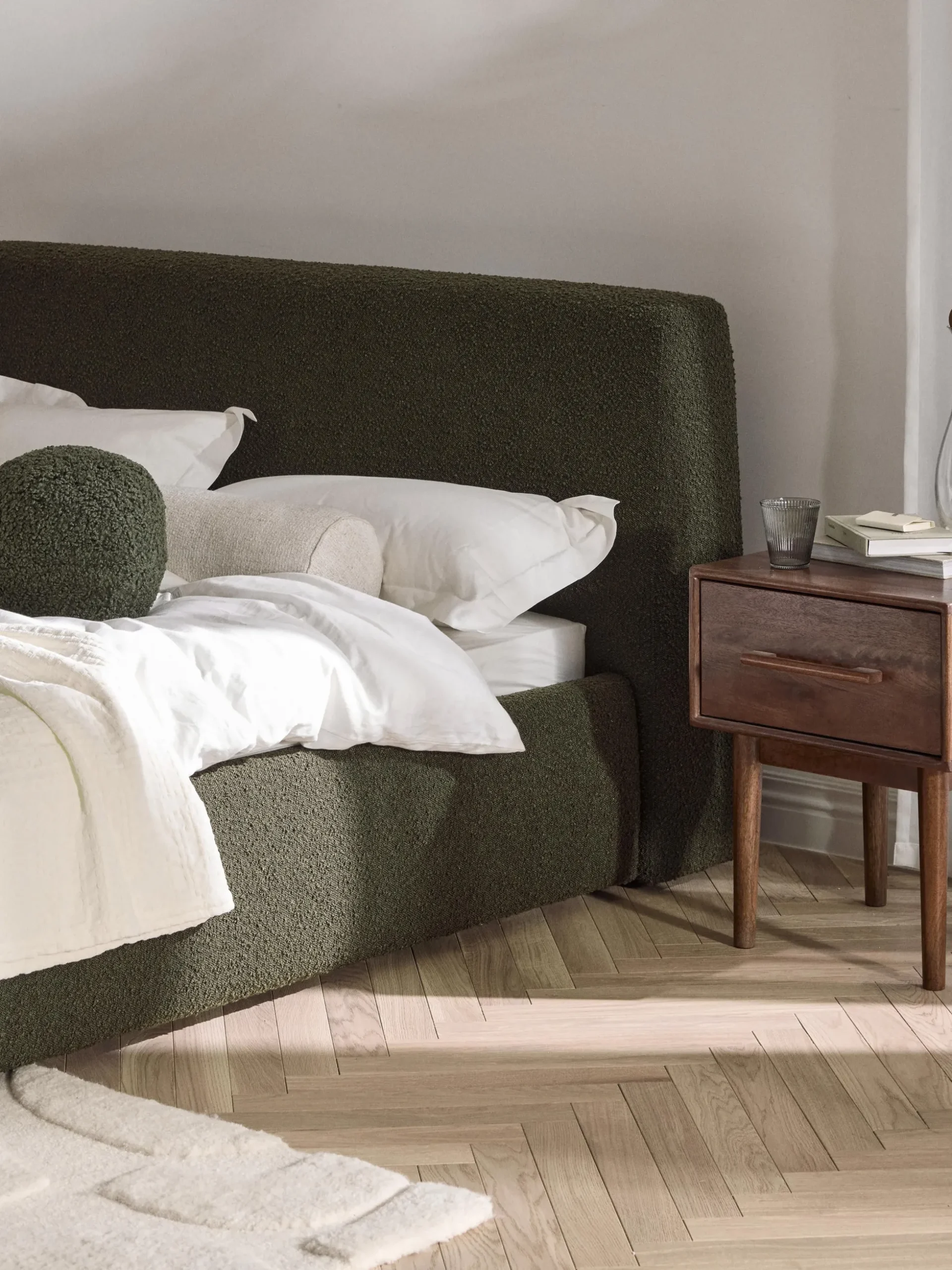 Letto imbottito in bouclé con contenitore Cloud