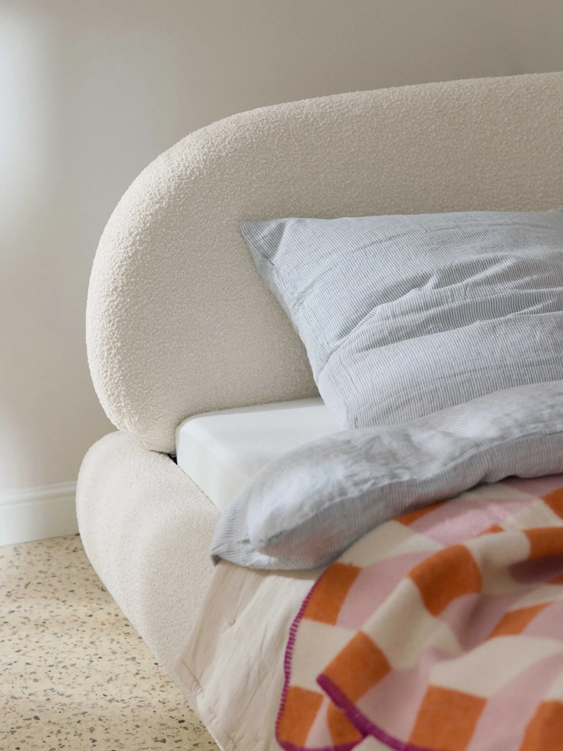 Letto imbottito in bouclé Alba