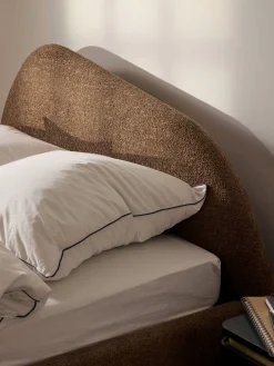 Letto imbottito in bouclé Gary