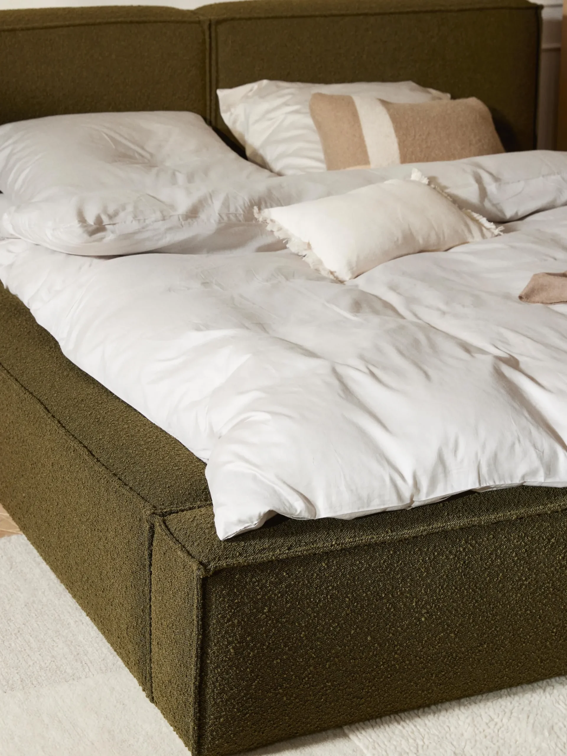 Letto imbottito in bouclé Lennon