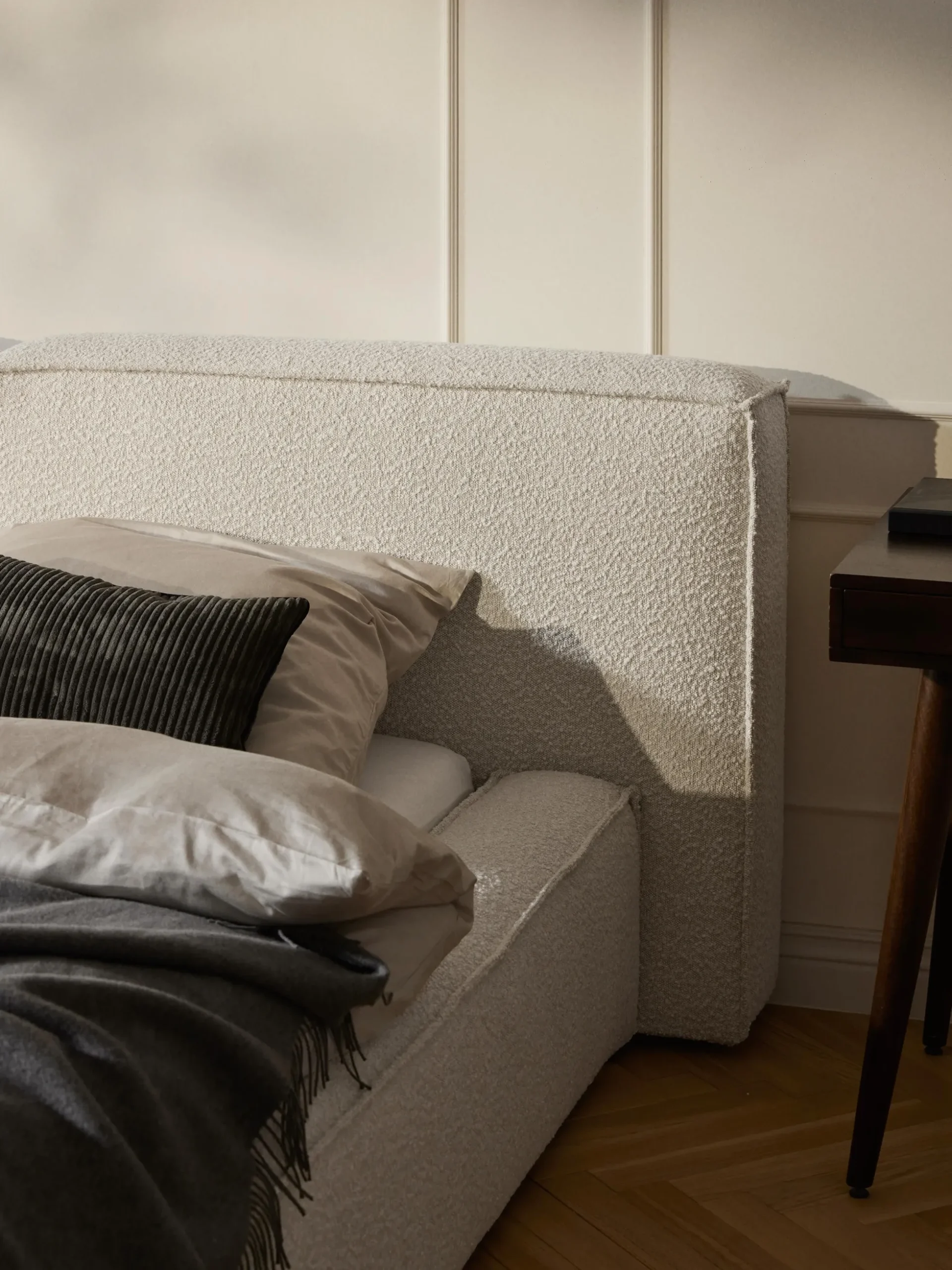 Letto imbottito in bouclé Lennon