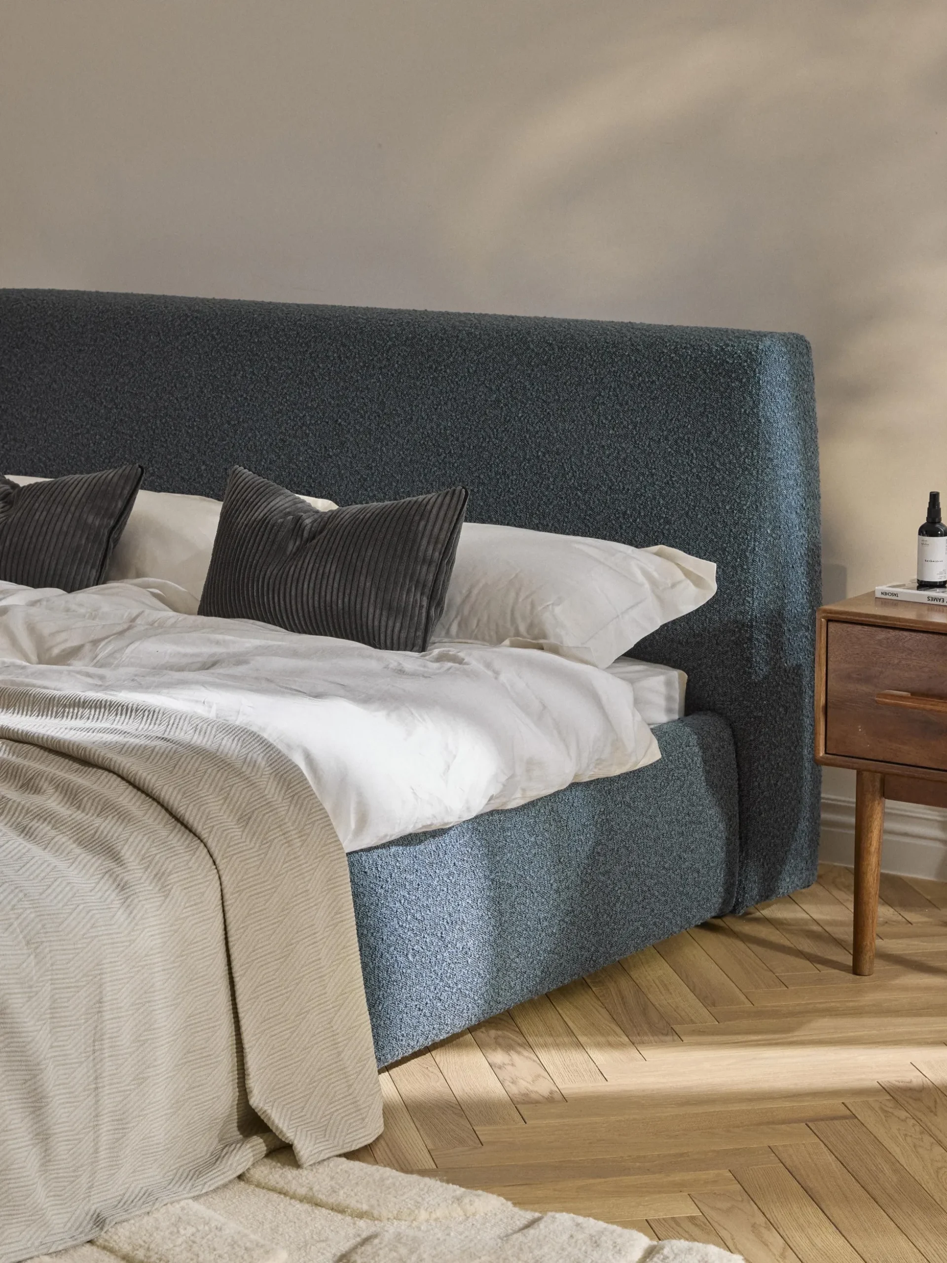 Letto imbottito in bouclé con contenitore Cloud