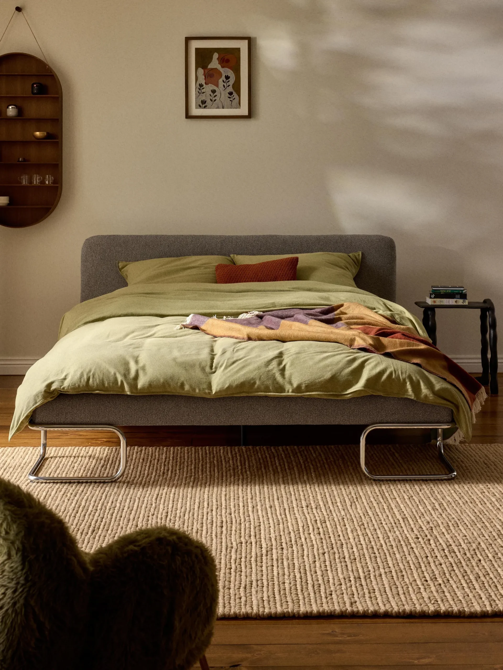 Letto imbottito in bouclé con gambe in metallo Olina