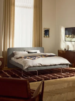 Letto imbottito in bouclé con gambe in metallo Olina