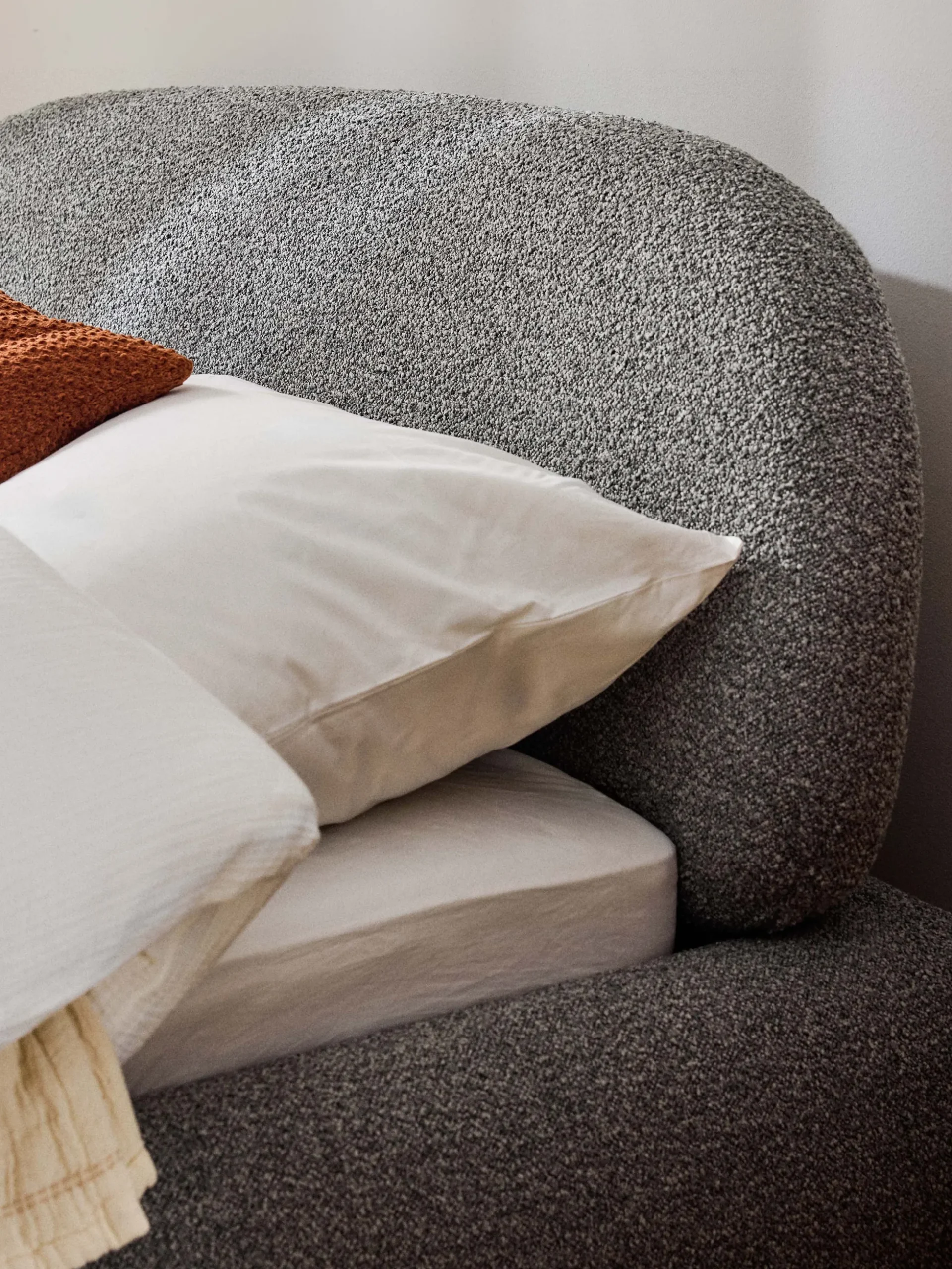 Letto imbottito in bouclé Alba