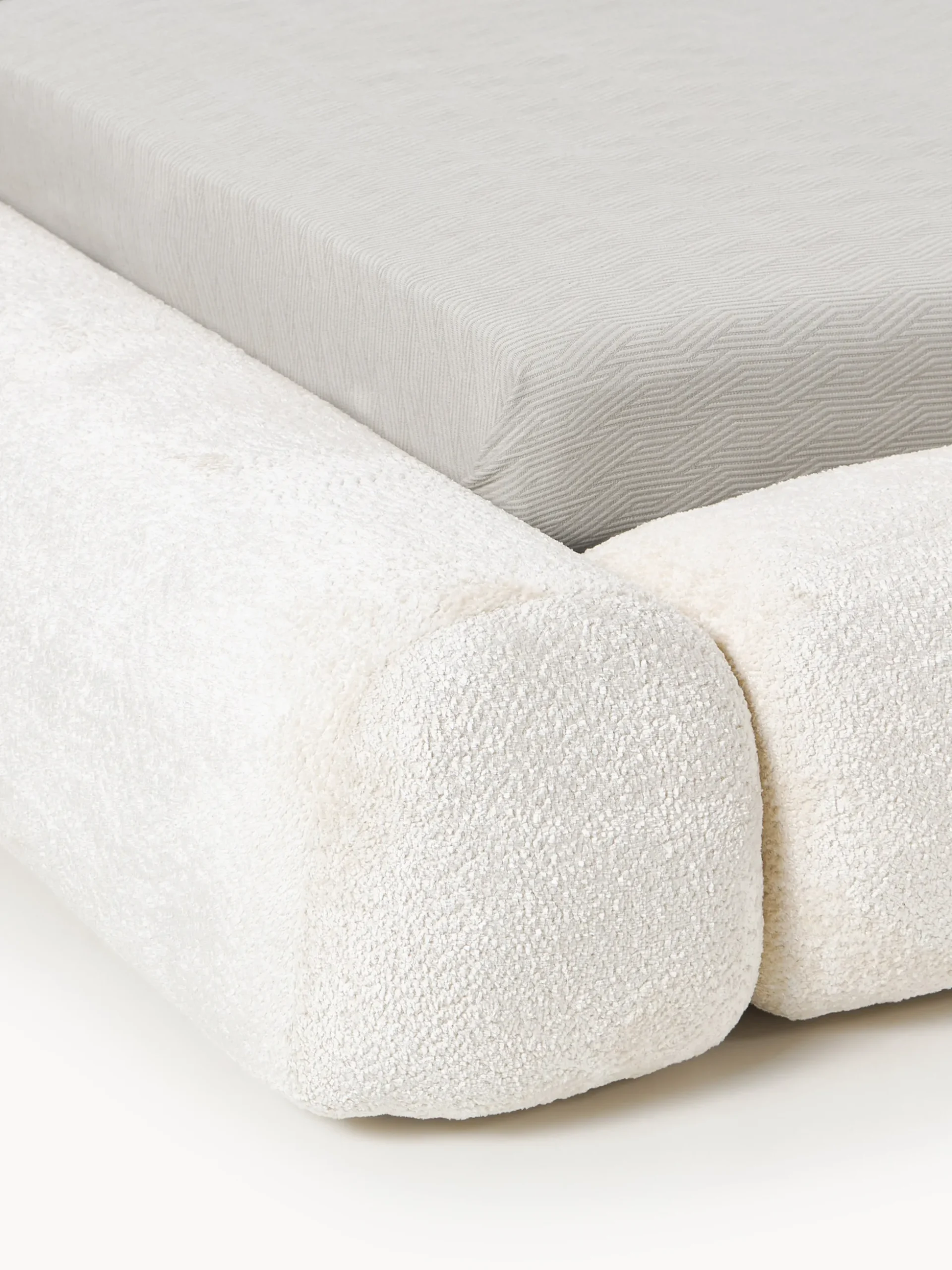 Letto imbottito in teddy bouclé Wolke