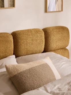 Letto imbottito in teddy bouclé con spazio contenitore aggiuntivo Tayla
