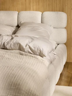 Letto imbottito in teddy bouclé con spazio contenitore aggiuntivo Tayla