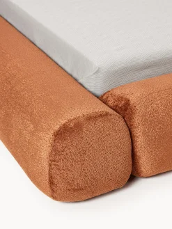 Letto imbottito in teddy bouclé Wolke