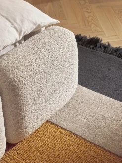 Letto imbottito in teddy-bouclé con spazio contenitore aggiuntivo Tayla