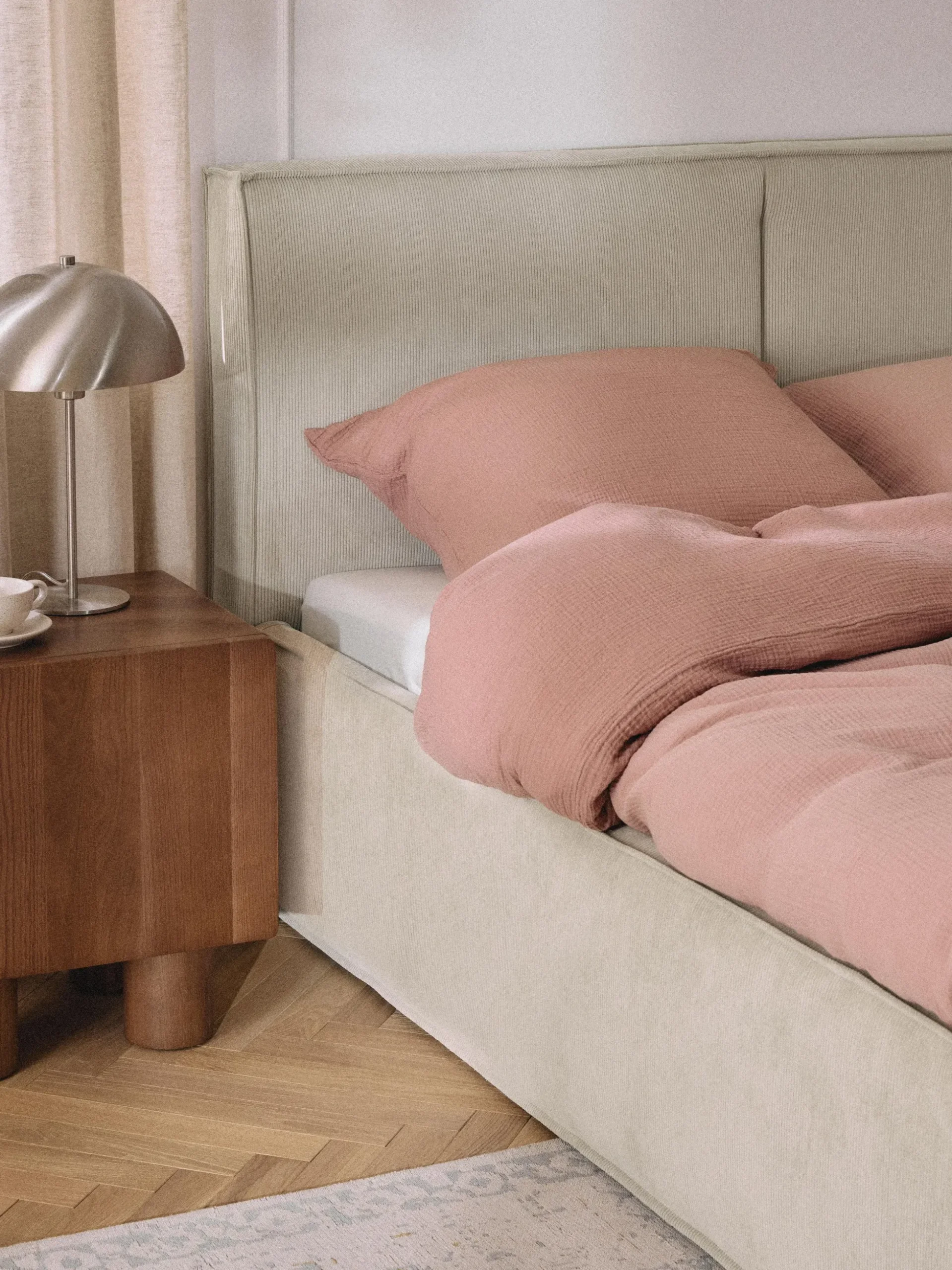 Letto imbottito in velluto a coste con spazio contenitore aggiuntivo Dream