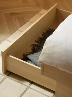 Letto in legno con contenitore Sato