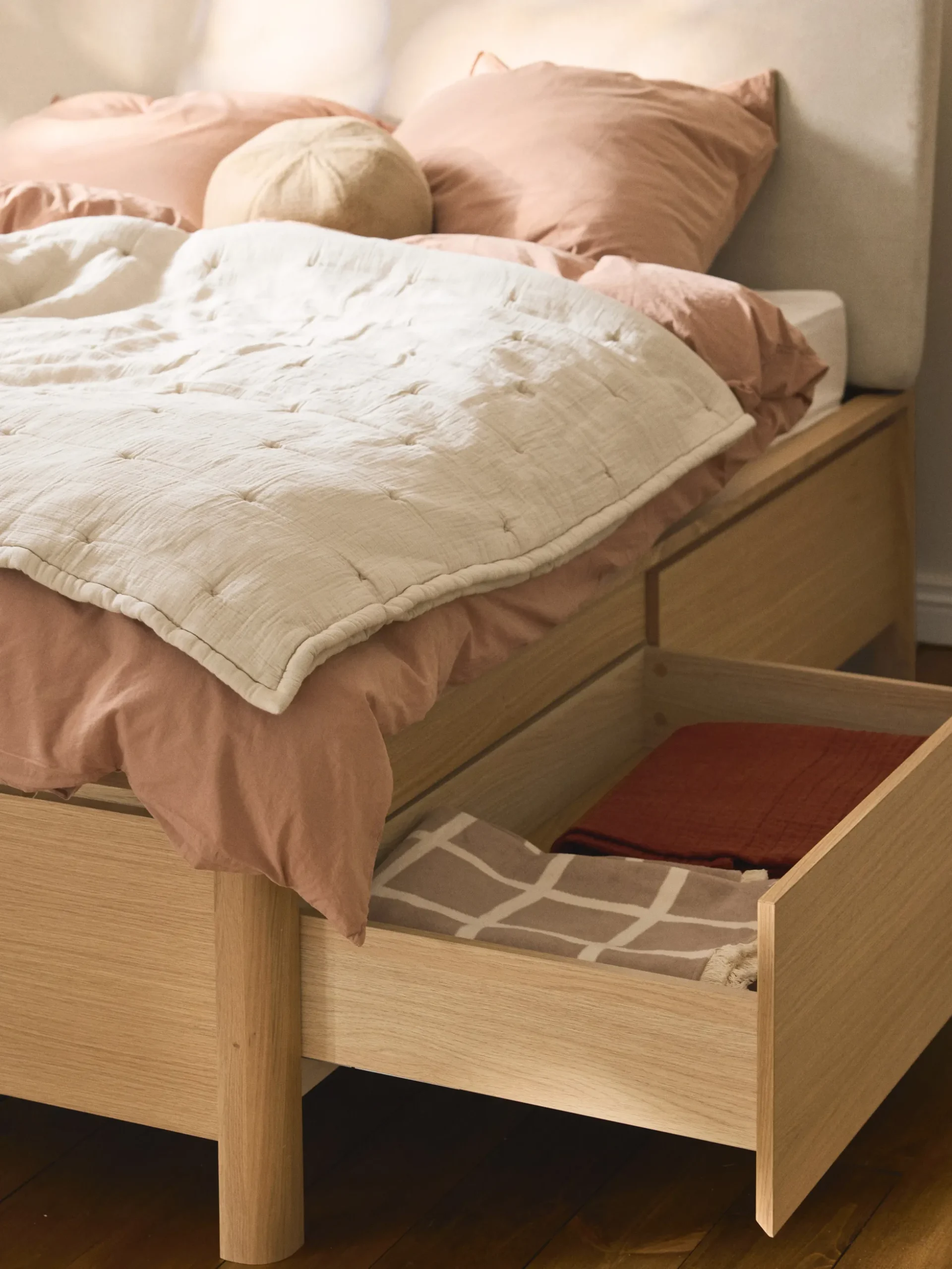 Letto in legno con testiera imbottita e cassetti Santiago