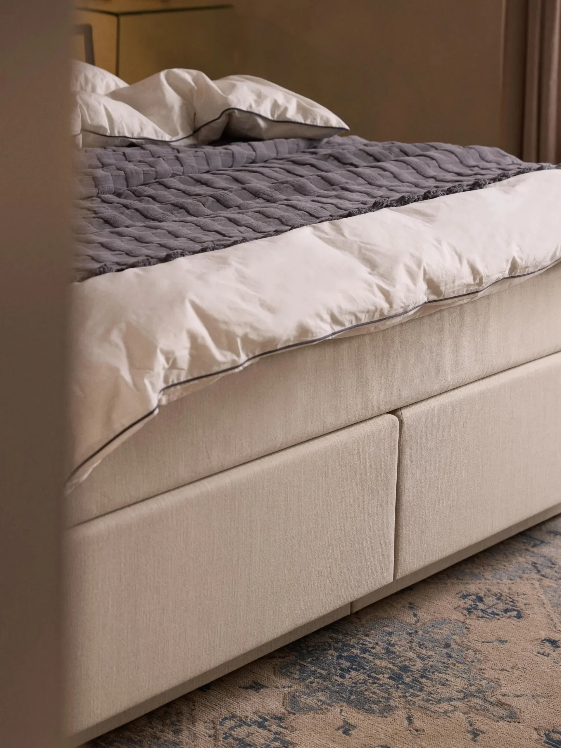 Letto boxspring con contenitore Enya
