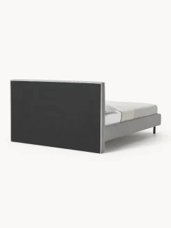 Letto imbottito con piedini in legno Giulia