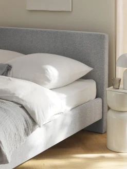 Letto imbottito con piedini in legno Giulia