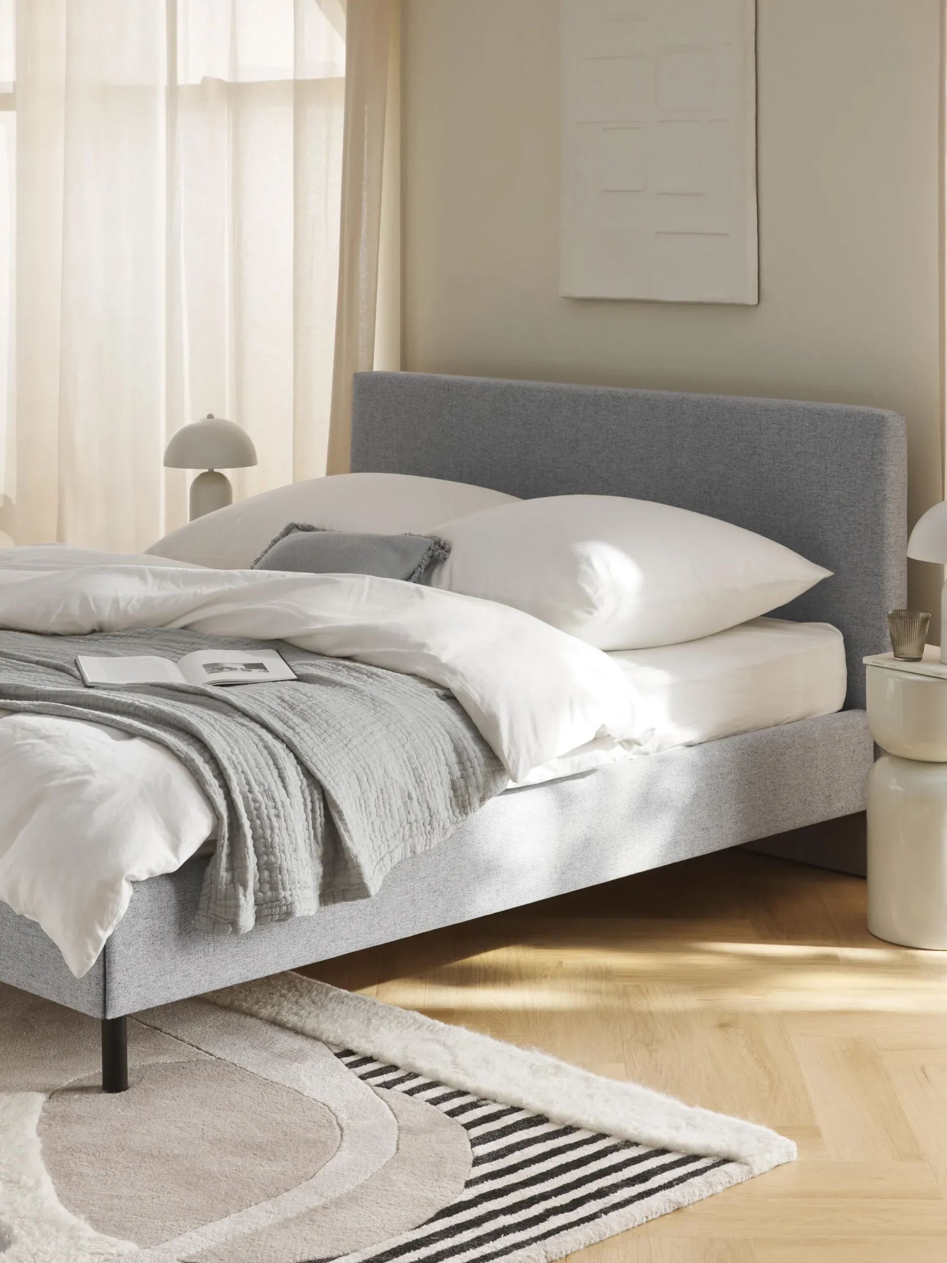 Letto imbottito con piedini in legno Giulia