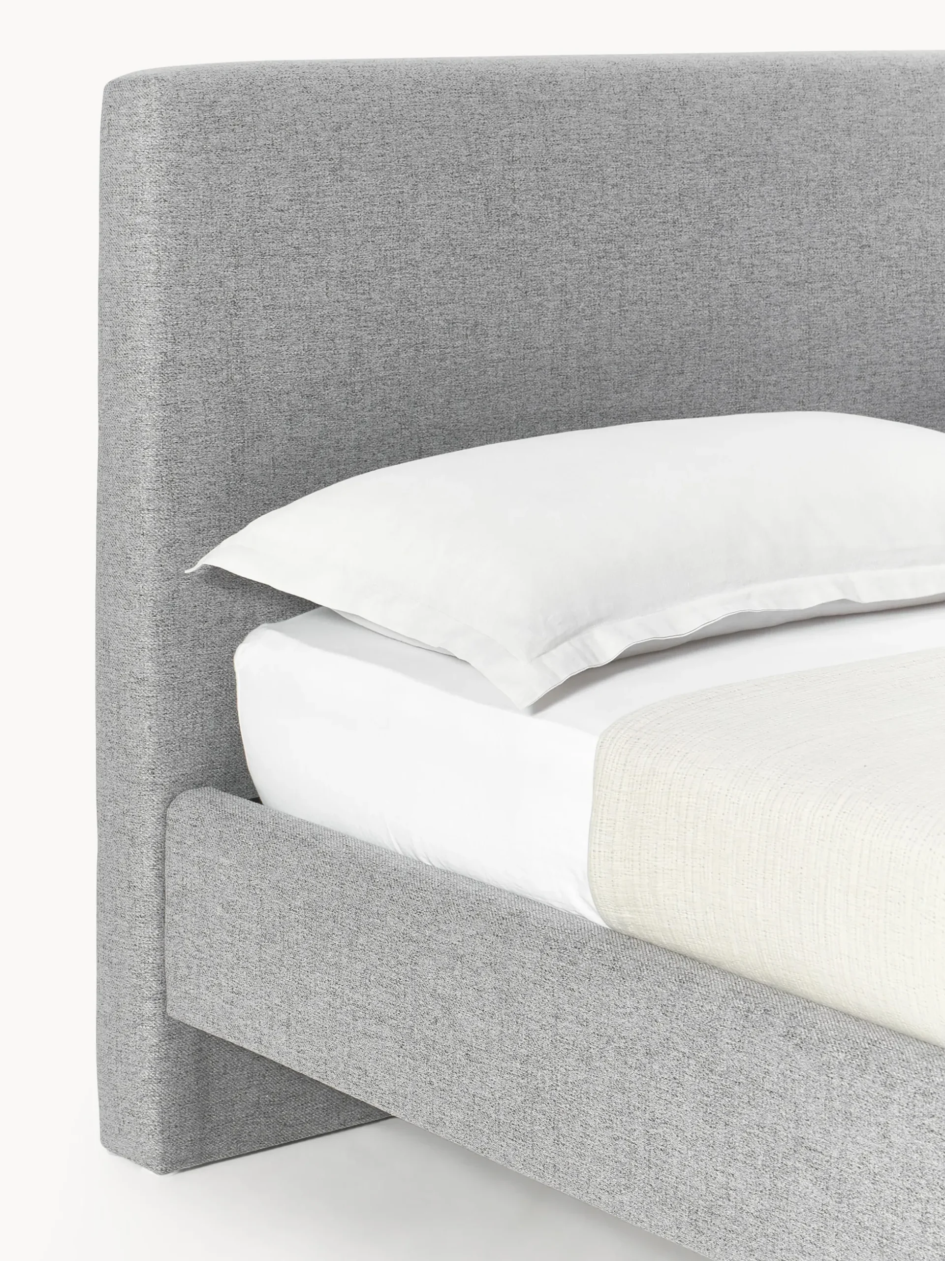 Letto imbottito con piedini in legno Giulia