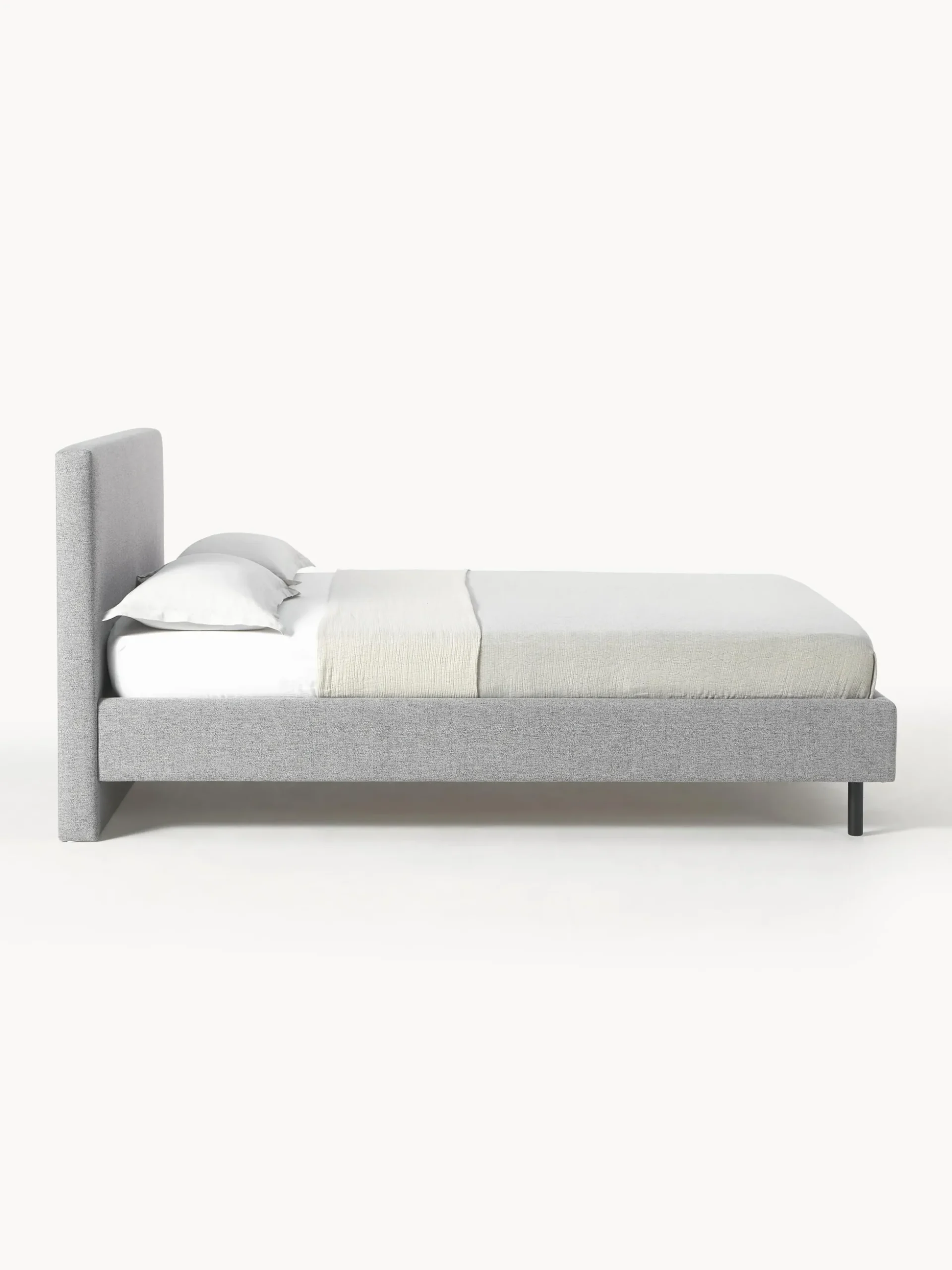 Letto imbottito con piedini in legno Giulia