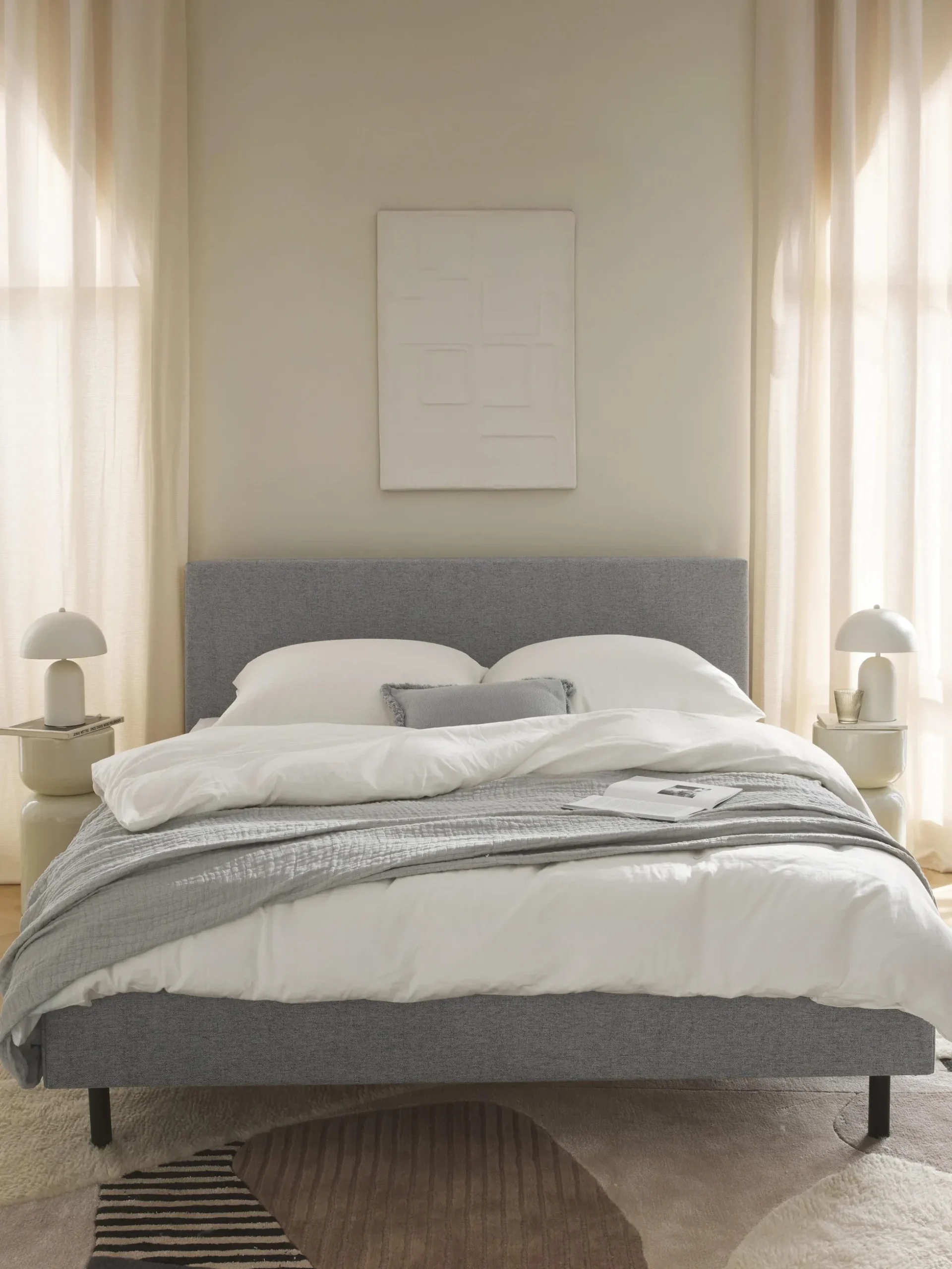 Letto imbottito con piedini in legno Giulia