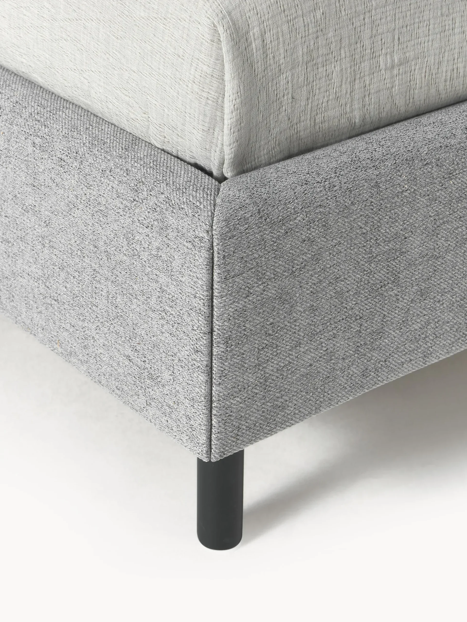 Letto imbottito con piedini in legno Giulia