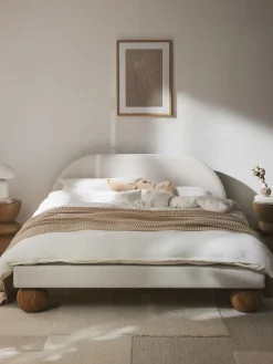 Letto imbottito con piedini rotondi in legno di quercia Rena