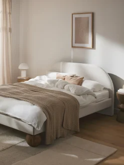 Letto imbottito con piedini rotondi in legno di quercia Rena