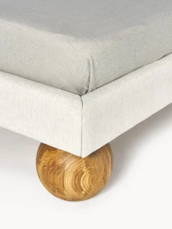 Letto imbottito con piedini rotondi in legno di quercia Rena
