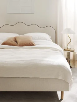 Letto imbottito con testiera ondulata Romy