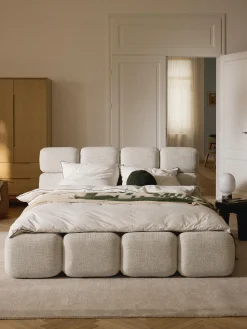 Letto imbottito in bouclé con contenitore Tayla