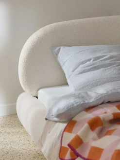 Letto imbottito in bouclé con contenitore Alba
