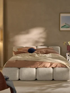 Letto imbottito in bouclé con contenitore Tayla