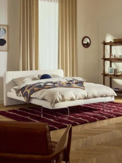 Letto imbottito in bouclé con gambe in metallo Olina